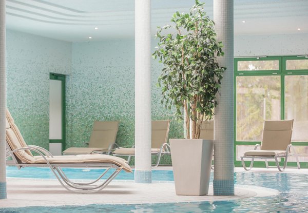 Indoor Pool und Liegen im Zugspitz Resort