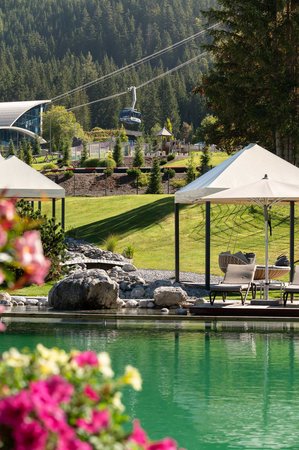 Schwimmteich Zugspitz Resort Bild mit Blumen im Vordergrund