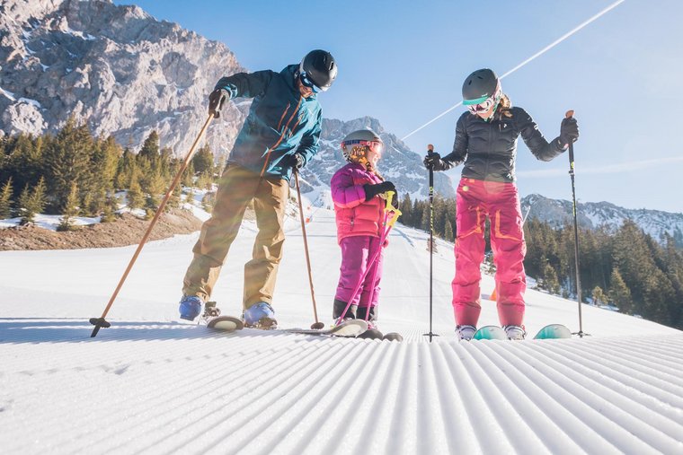 Familie fährt in der Zugpsitz Arena Ski