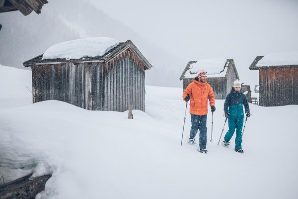 Paar beim Schneeschuhwandern in der Tiroler Zugspitz Arena