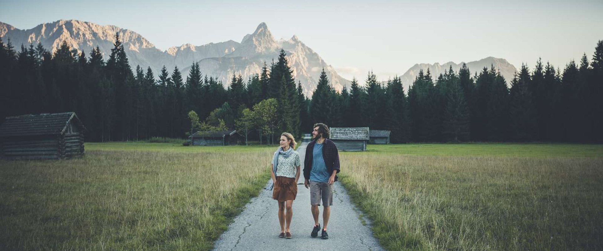 2 Wanderer bei Morgenstimmung