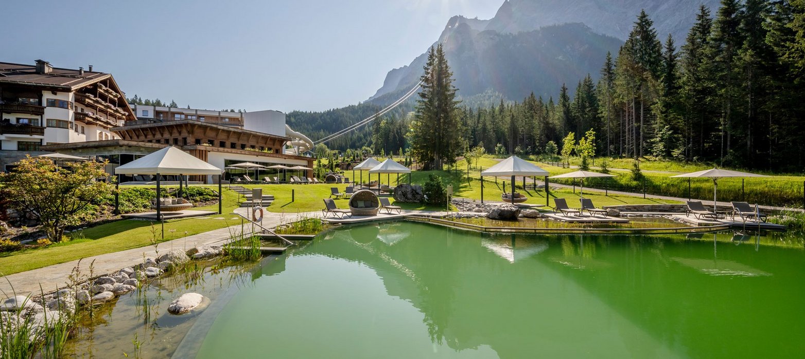 Blick vom Schwimmteich zum Zugspitz Resort