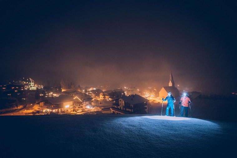 Schneeschuhwandern in der Nacht Schneeschuhwanderung bei Nacht