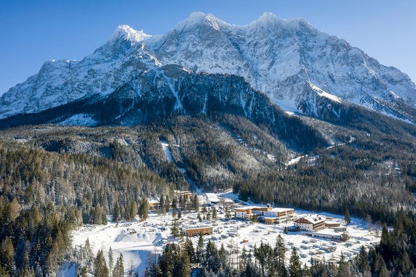 Zugpsitz Resort Außenansicht im Winter mit Zugspitzblick