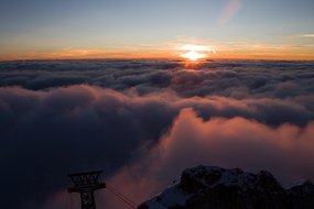 Liftstütze mit Wolkendecke im Abendrot