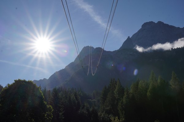 Sonne, Berge und Seilbahn-Seile