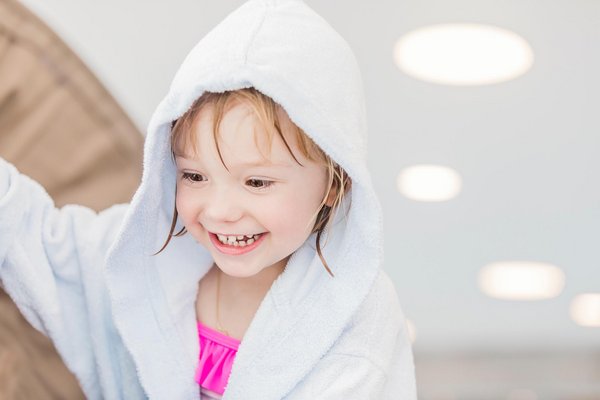 Kleines Mädchen im Bademantel