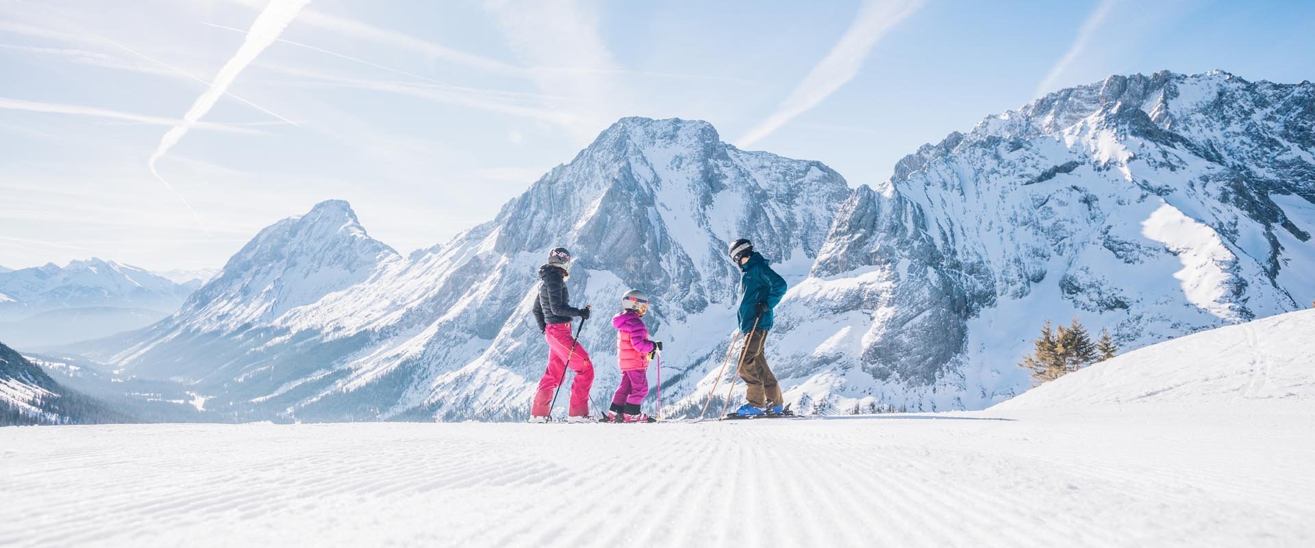 Familie steht auf der Piste 