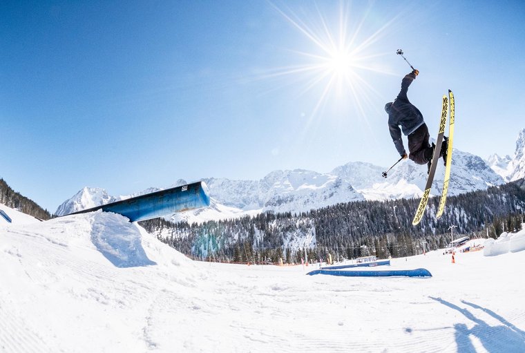 Skifahrer im Snowpark