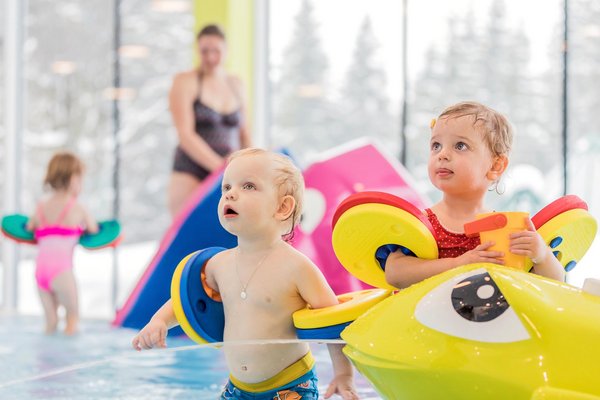 Kleinkinder im Kinderpool