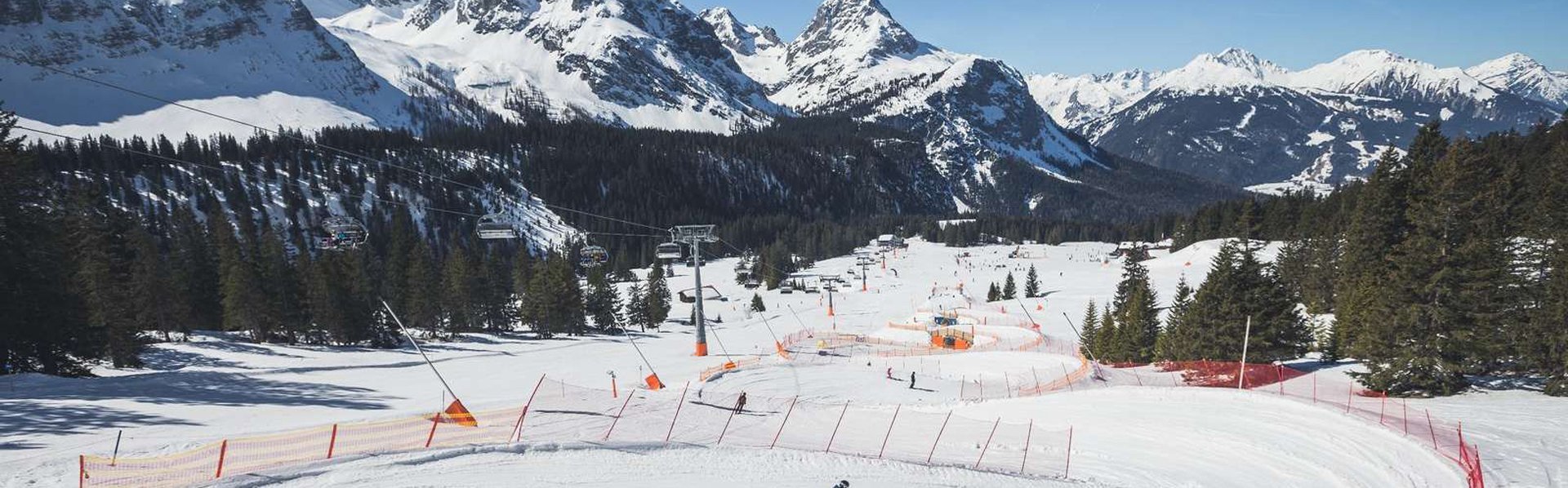 Familypark mit Skifahrern