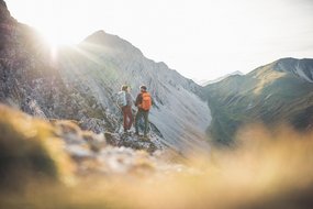 Wandern auf der Zugspitze Zwei Personen gehen auf dem Wanderweg