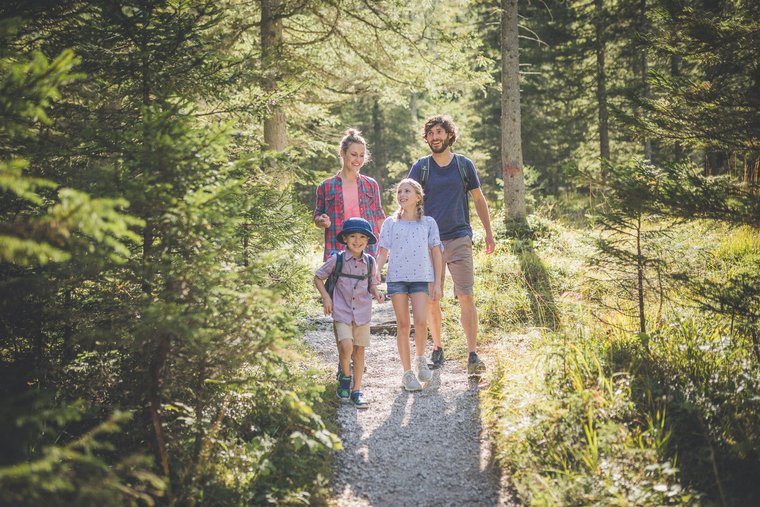 Eine Familie am Wassererlebnisweg