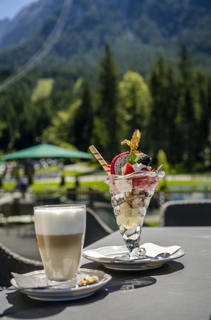 Kaffee und Eis auf der Terrasse