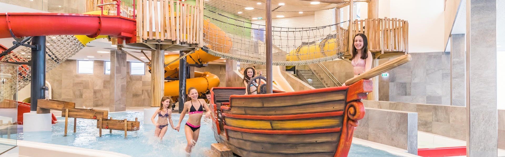 Kinderpool mit Piratenschiff