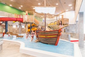 Jede Menge Platz für Kinder Kinderpool mit Piratenschiff