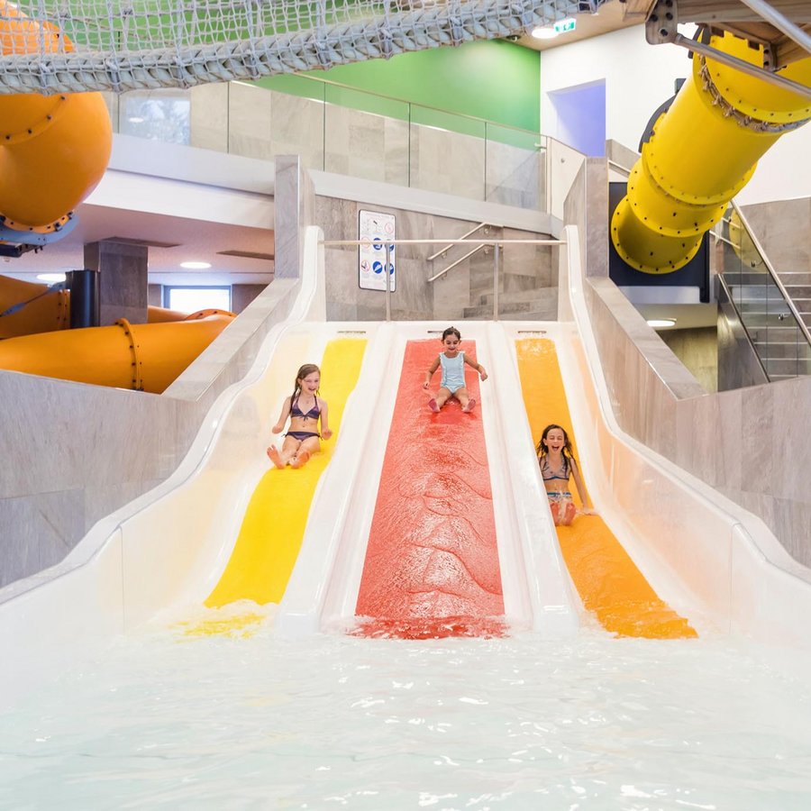 Kinder auf Wasserrutsche