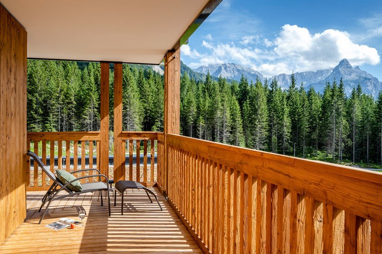 Balkon mit Ausblick auf die Landschaft im Sommer