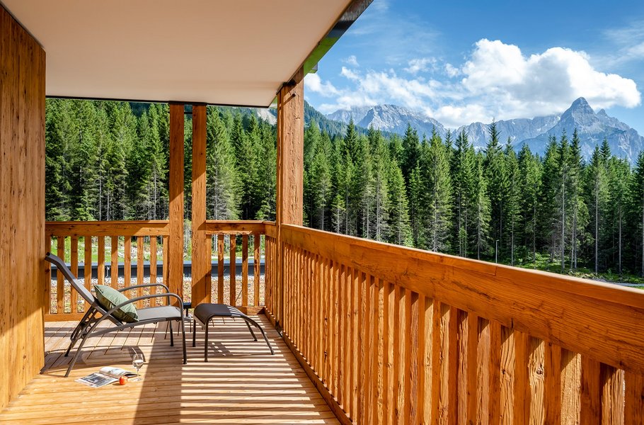 Balkon mit Ausblick auf die Landschaft im Sommer