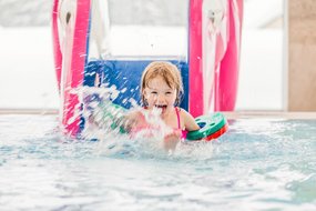 Mädchen auf Wasserrutsche