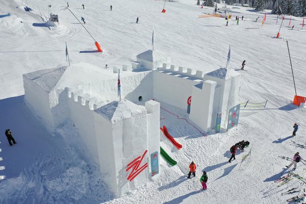 Die weiße Schneeburg bei der Ehrwalder Almbahn