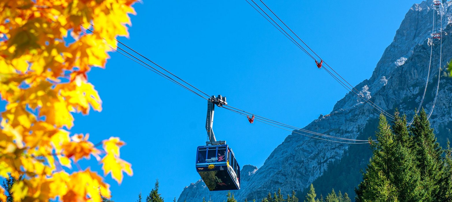 Gondel der Tiroler Zugspitzbahn in herbstlicher Landschaft
