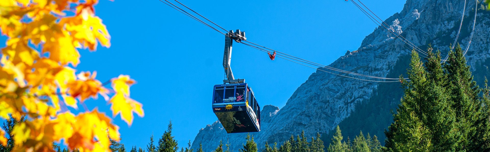 Gondel der Tiroler Zugspitzbahn in herbstlicher Landschaft