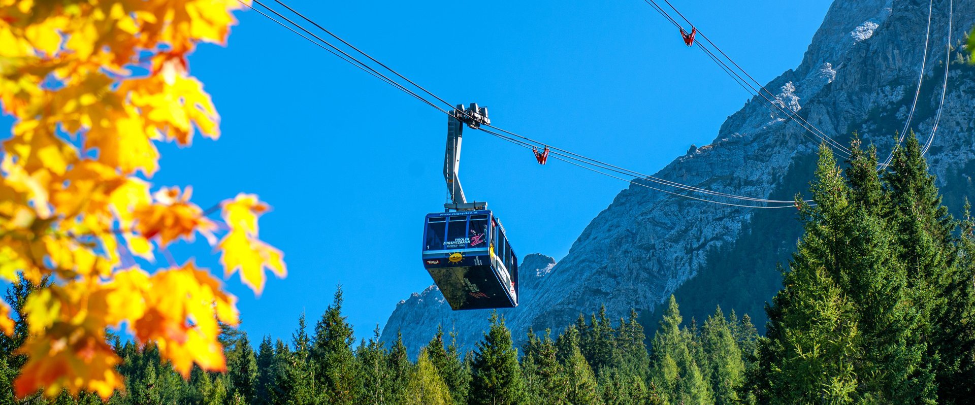 Gondel der Tiroler Zugspitzbahn in herbstlicher Landschaft
