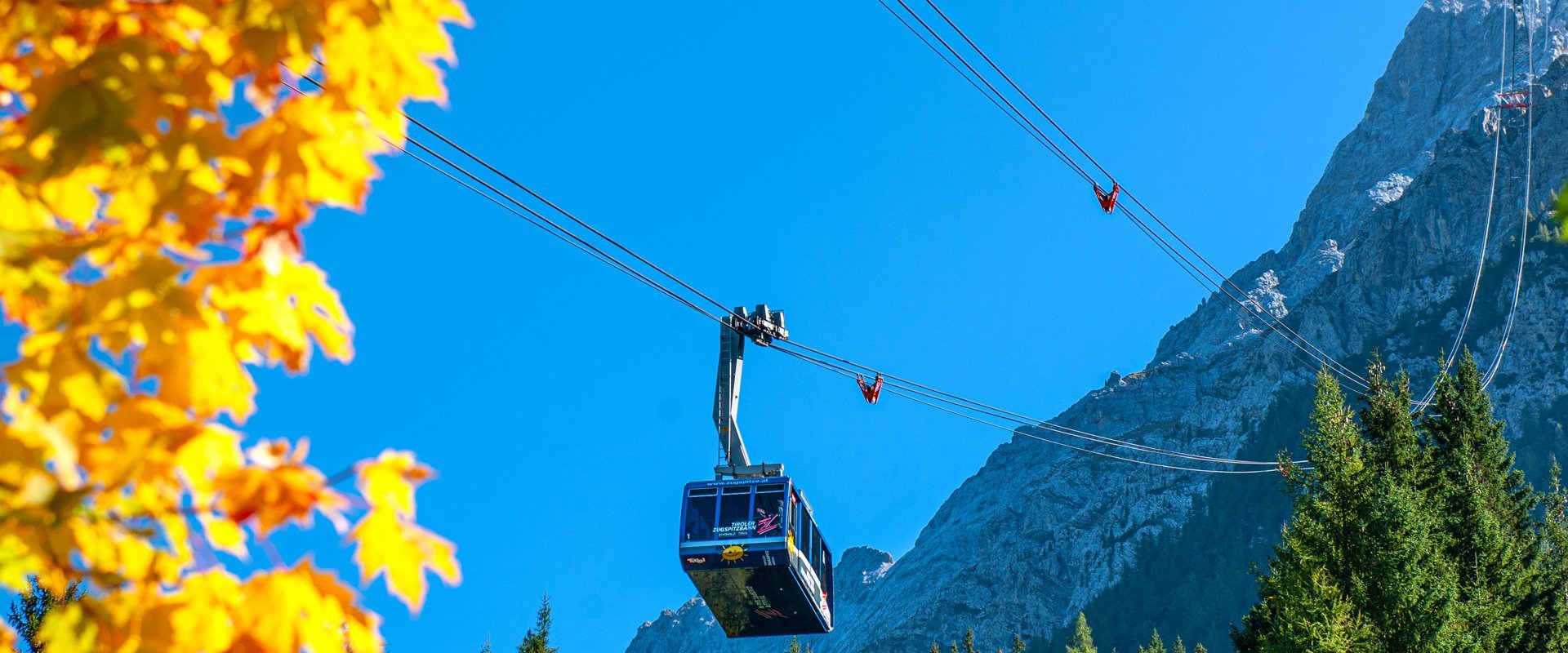 Gondel der Tiroler Zugspitzbahn in herbstlicher Landschaft