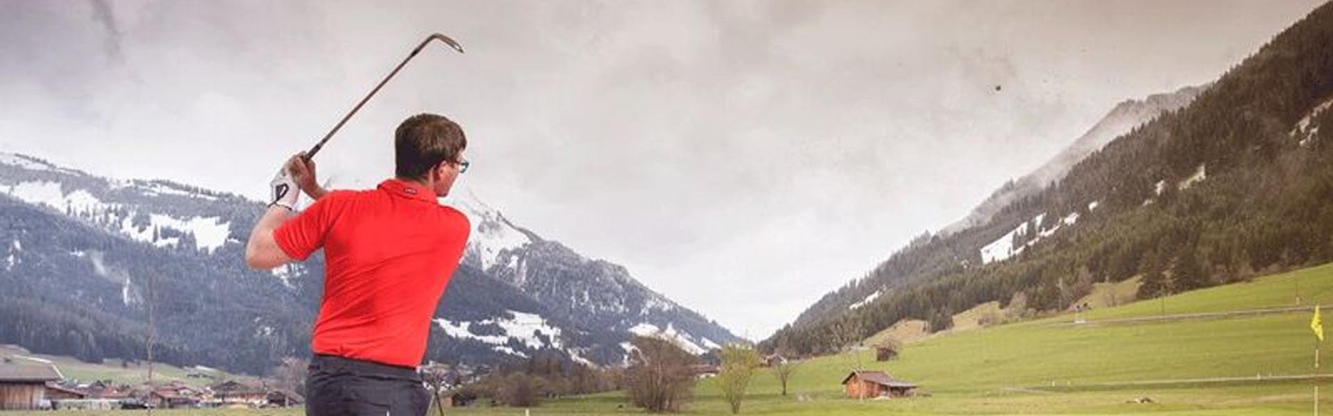 Golfen in der Tiroler Zugspitz Arena Mann beim Golfen