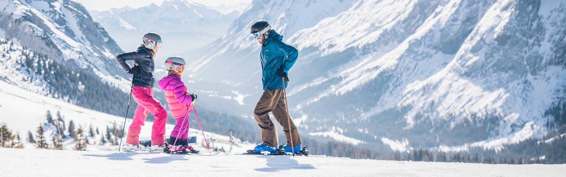 Familie beim Skifahren