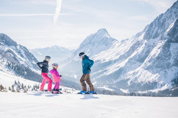 Familie beim Skifahren