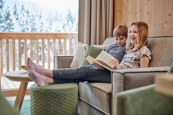 Zwei Kinder auf einem Sofa