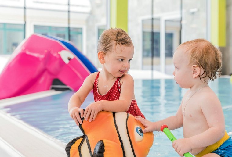 Kleinkinder im Babypool