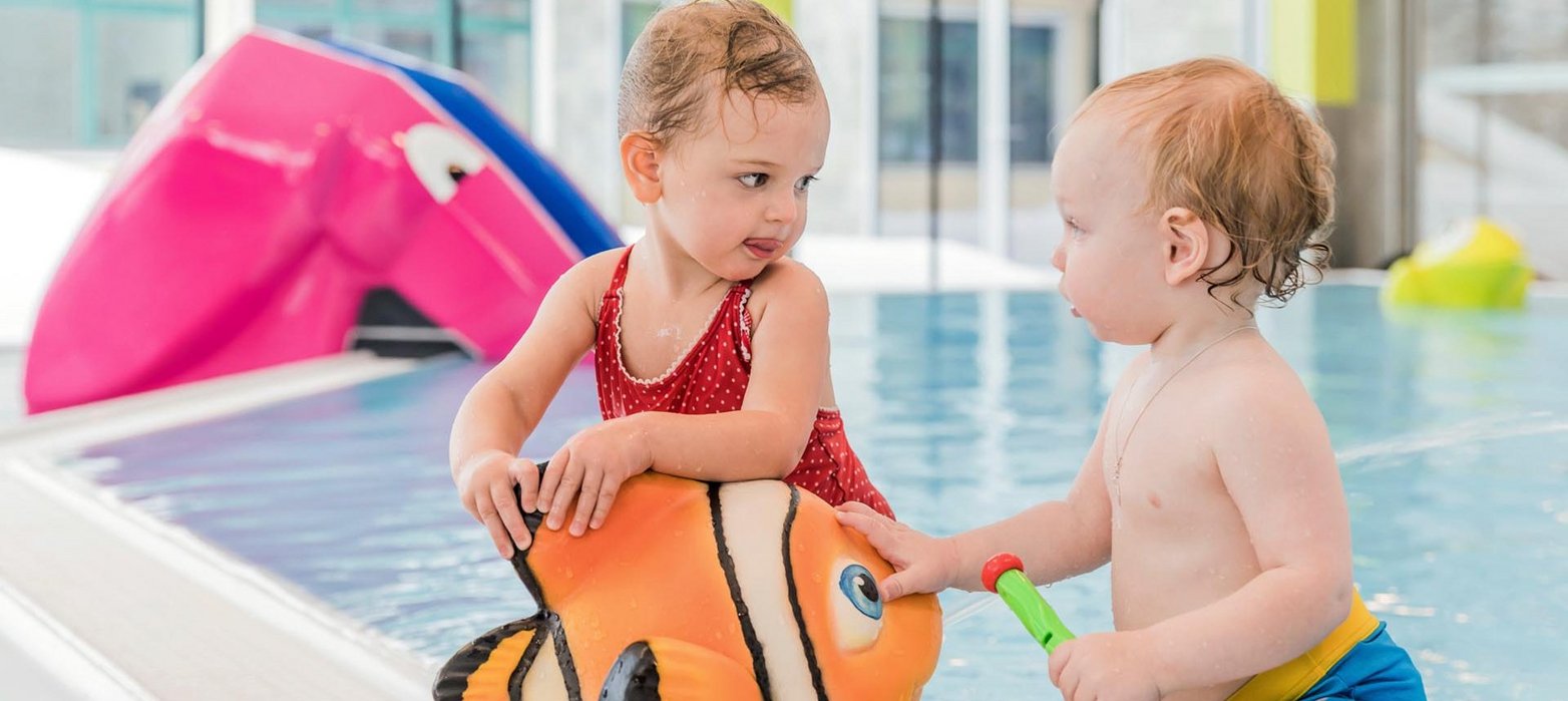 Kleinkinder im Babypool