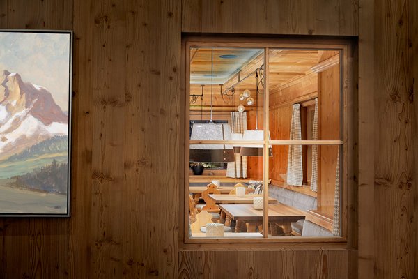 Fenster mit Blick in den Restaurantbereich