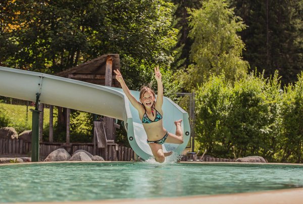 Mädchen auf Wasserrutsche