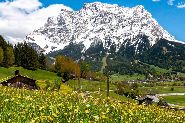 Die Zugspitze im Hochsommer Bergblick im Sommer