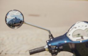 Blick auf Tacho einer Vespa