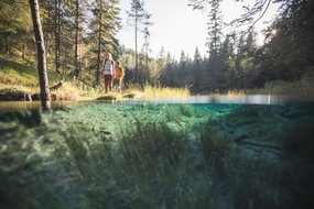 Wanderer am Gebirgssee