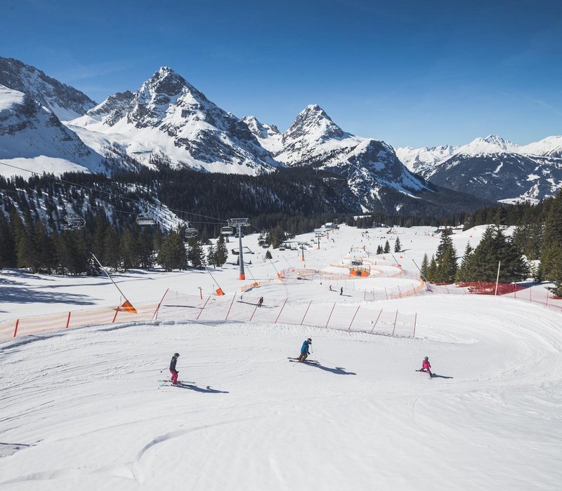 Familie bei der Skiabfahrt