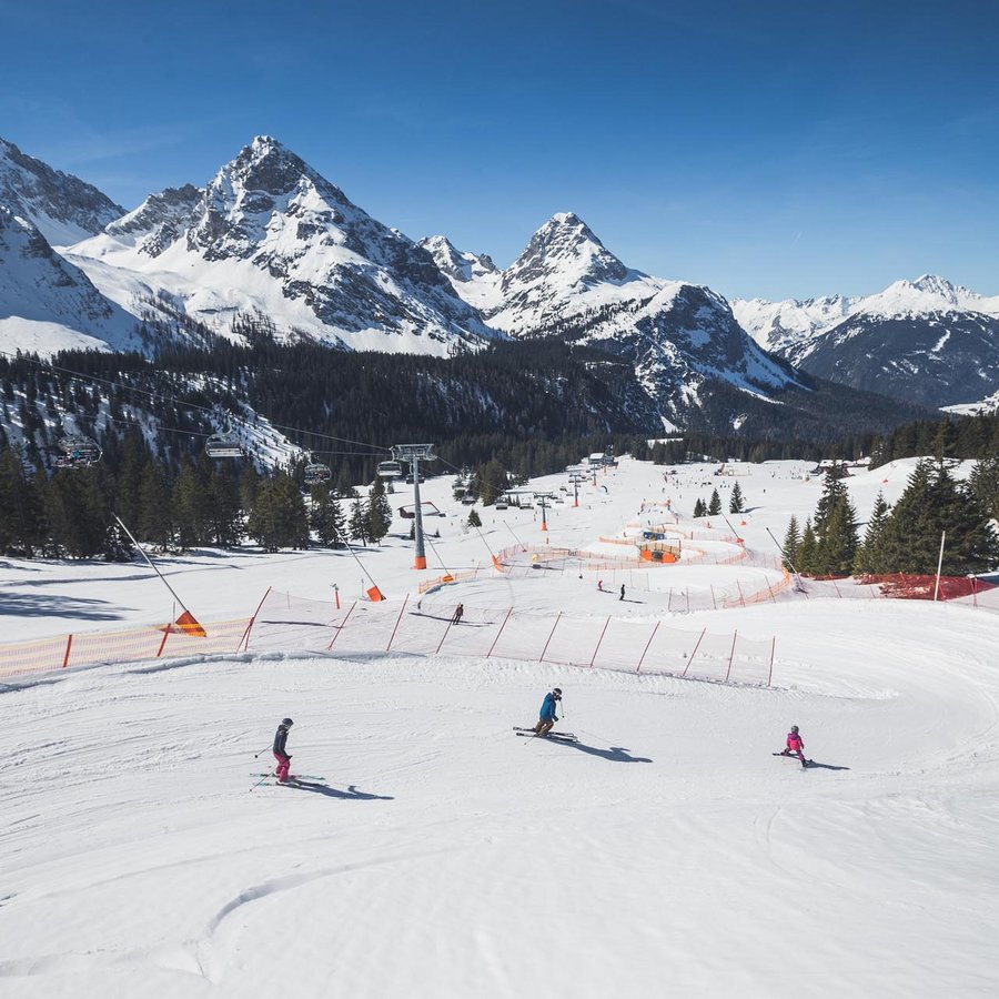Familie bei der Skiabfahrt