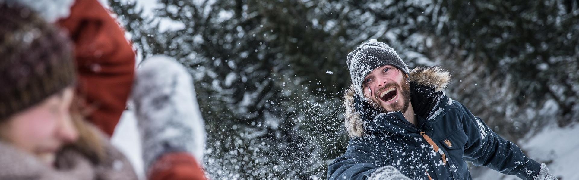 Winterspaß in Ehrwald Paar bei der Schneeballschlacht