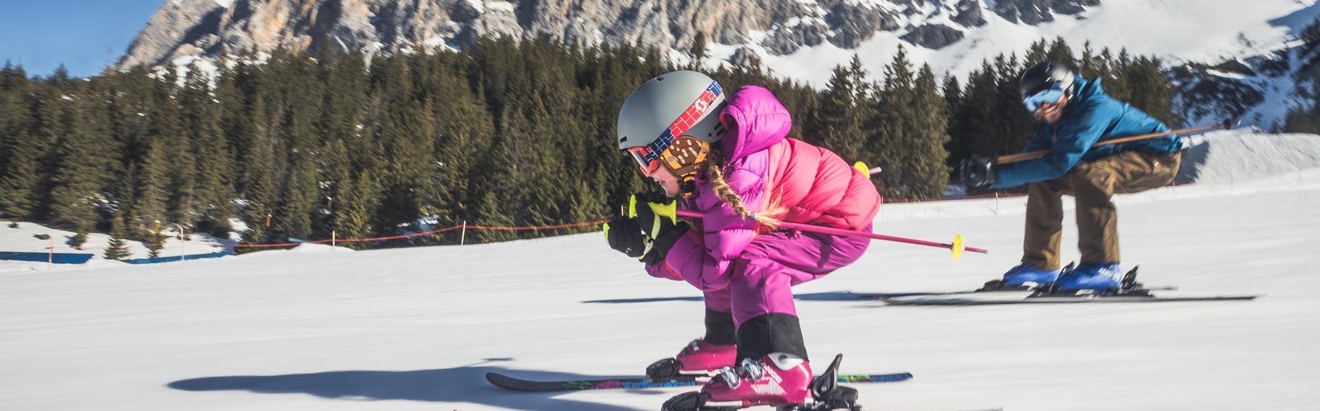 Familienfreundlichen Pisten in der Tiroler Zugspitz Arena Familie beim Skifahren in der Tiroler Zugspitz Arena