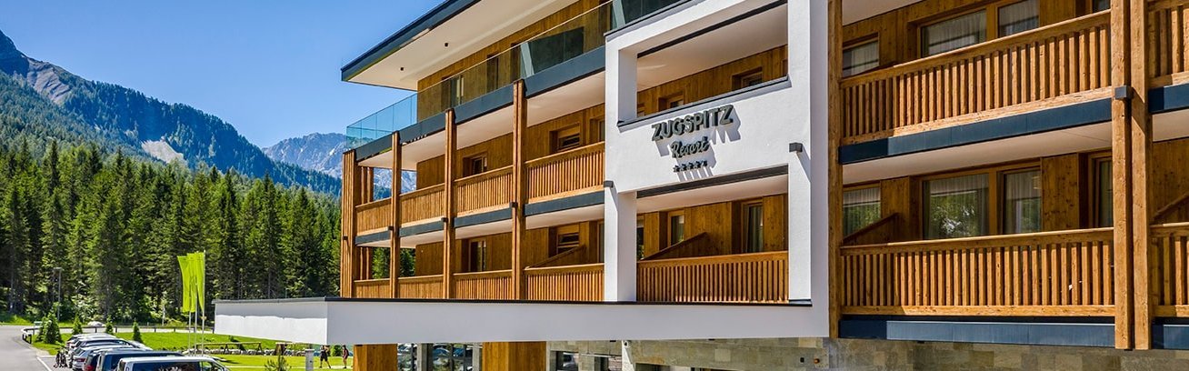 Eingangsbereich im Sommer Eingangsbereich des Zugpsitz Resorts