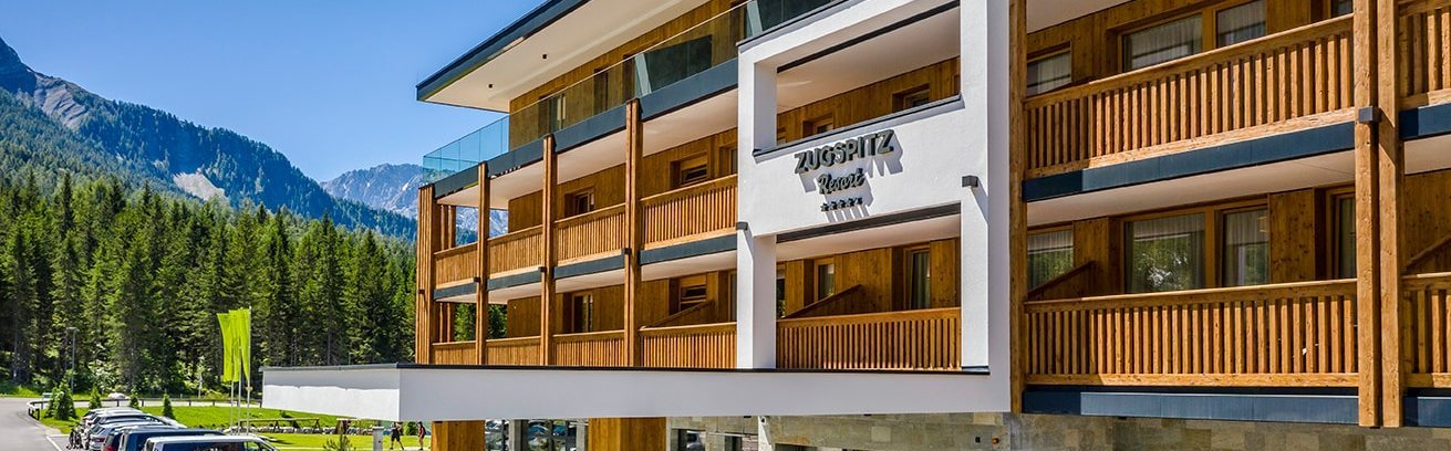 Eingangsbereich im Sommer Eingangsbereich des Zugpsitz Resorts