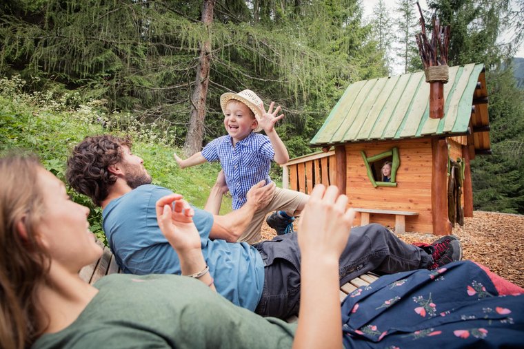 Abenteuer beim Wandern in der Region entdecken Familie im Wald