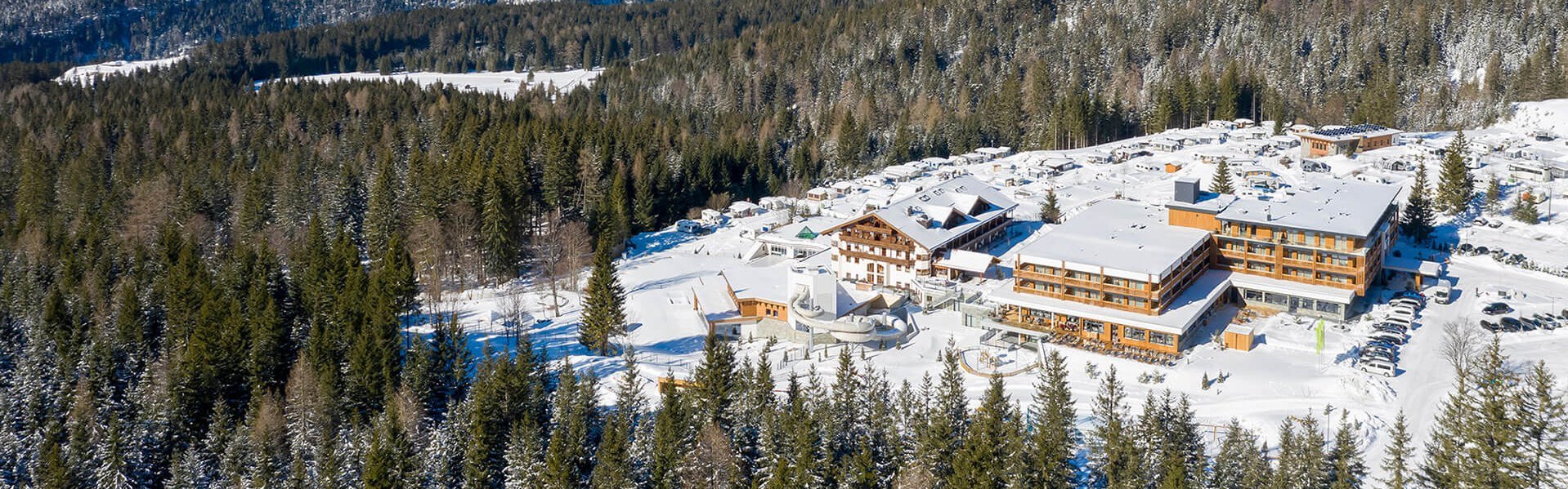 Zugpsitz Resort Außenansicht mit Bergen im Hintergrund