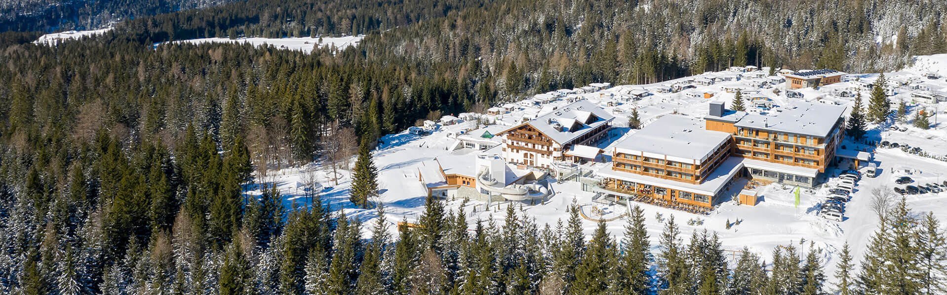 Zugpsitz Resort Außenansicht mit Bergen im Hintergrund