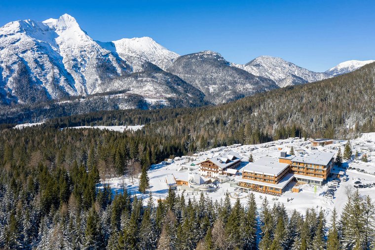 Zugpsitz Resort Außenansicht mit Bergen im Hintergrund